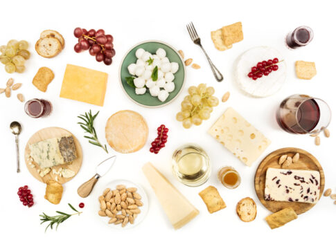 Tomar lácteos no garantiza una buena salud ósea, y podemos conseguir unos excelentes huesos con una dieta variada rica en verduras y otros alimentos ricos en calcio, ejercicio regular, y evitar hábitos tóxicos como tabaco y alcohol.