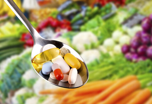 Uno de los debates más candentes en nutrición. ¿Podemos obtener suficientes nutrientes a partir de los alimentos? ¿Es necesario suplementarse? ¿Puede ser peligroso?