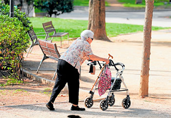 El precio de vivir cinco años más que los hombres: envejecer mal